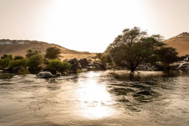 Gün batımı, Nil Nehri parçası nın kıyı şeridindeki Kum tepeleri Birinci Katarakt, Aswan Mısır olarak adlandırılan