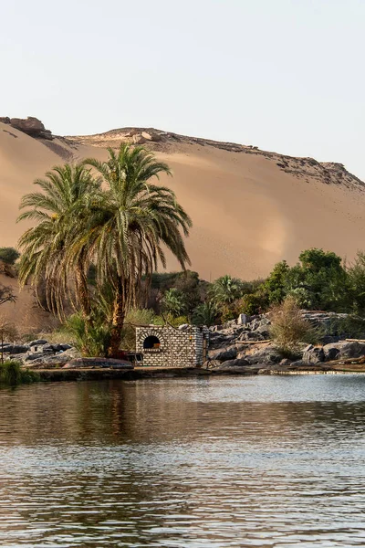 Pôr do sol, dunas de areia na costa da parte do rio Nilo chamado Primeira Catarata, Assuão Egito — Fotografia de Stock