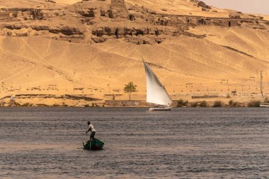 Aswan, Mısır 21.05.2018 Balıkçı nehir merkezinde küçük teknesiyle balık avlıyor