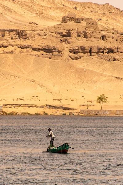 Aswan, Egypt 21.05.2018 rybář v malém člunu, který loví ve středu řeky — Stock fotografie