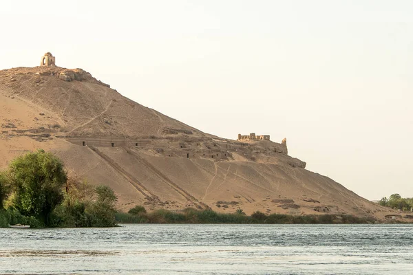 Tombes des Nobles à Assouan, Égypte tombes rupestres rupestres élémentaires situées près de la rivière Nile — Photo