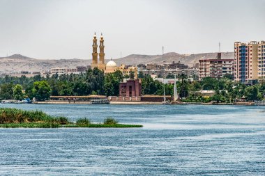 Aswan şehri Mısır manzarası güneşli bir günde Nil 'in batı kıyısındaki bir tekneden görünüyor.