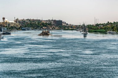 20.05.18 Güneşli bir günde Nil'in batı kıyısında bir tekneden Aswan şehir Mısır panorama görünümü
