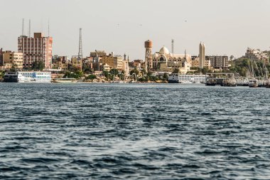 20.05.18 Güneşli bir günde Nil'in batı kıyısında bir tekneden Aswan şehir Mısır panorama görünümü