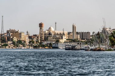 20.05.18 Güneşli bir günde Nil'in batı kıyısında bir tekneden Aswan şehir Mısır panorama görünümü