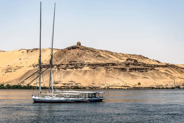 Egypt plachetnice na řece Nilu řeka Aswan West Bank hrobky Qubbet el-Hawa, hrobka větrů muslimského proroka — Stock fotografie