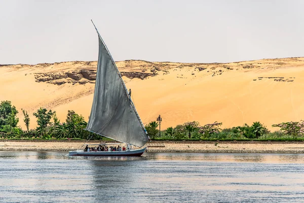 20.05.18 阿斯旺埃及航行船在尼罗河西岸 — 图库照片