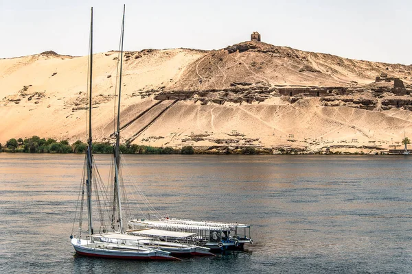 Egypt plachetnice na řece Nilu řeka Aswan West Bank hrobky Qubbet el-Hawa, hrobka větrů muslimského proroka — Stock fotografie