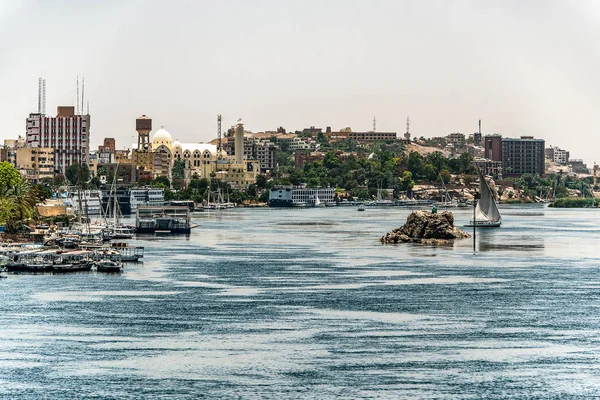20.05.18 Güneşli bir günde Nil'in batı kıyısında bir tekneden Aswan şehir Mısır panorama görünümü