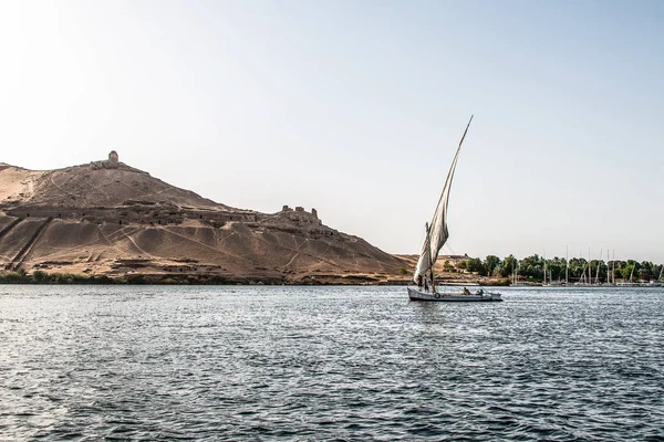 20.05.18 Aswan Egypt plachetní člun na řece Nilu na západním břehu Jordánu — Stock fotografie