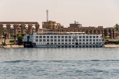 Luxor Egypt 18.05.2018 Batı Şeria'da Steigenberger Minerva Cruise Boat Hotel ile Nil Nehri'ne bakış