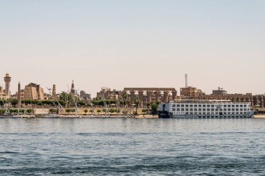 Luxor Egypt 18.05.2018 Batı Şeria'da Steigenberger Minerva Cruise Boat Hotel ile Nil Nehri'ne bakış