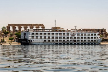 Luxor Egypt 18.05.2018 Batı Şeria'da Steigenberger Minerva Cruise Boat Hotel ile Nil Nehri'ne bakış