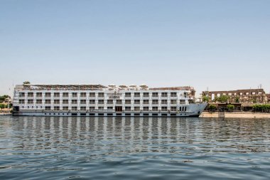 Luxor Egypt 18.05.2018 Batı Şeria'da Steigenberger Minerva Cruise Boat Hotel ile Nil Nehri'ne bakış