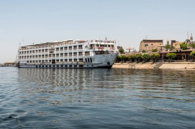 Luxor Egypt 18.05.2018 Batı Şeria'da Steigenberger Minerva Cruise Boat Hotel ile Nil Nehri'ne bakış