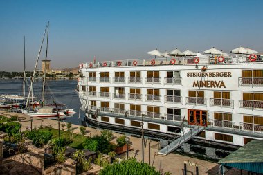 Luxor Egypt 18.05.2018 Batı Şeria'da Steigenberger Minerva Cruise Boat Hotel ile Nil Nehri'ne bakış