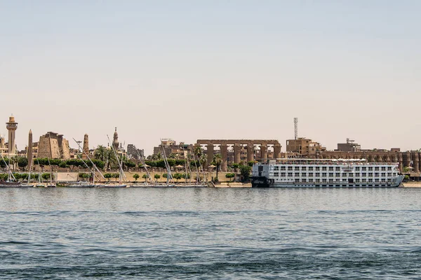 Luxor Egypt 18.05.2018 Vista sobre o rio Nilo com o Steigenberger Minerva Cruise Boat Hotel na Cisjordânia — Fotografia de Stock