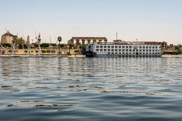 Luxor Egipto 18.05.2018 Vista sobre el río Nilo con el Steigenberger Minerva Cruise Boat Hotel en Cisjordania — Foto de Stock