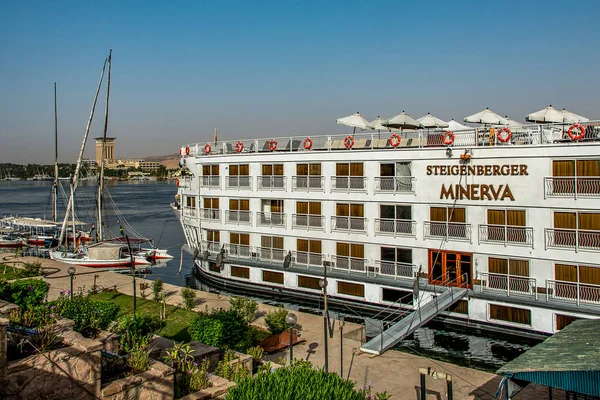 18.05.2018 Blick auf den Nil mit dem steigenberger minerva cruise boat hotel am Westufer — Stockfoto
