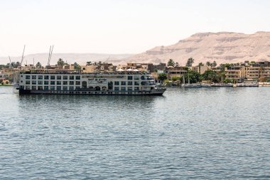 Luxor Egypt 18.05.2018 Batı Şeria'da ve Luxor yakınlarındaki Cruise Boat swimming Hotel ile Nil Nehri'ne bakış