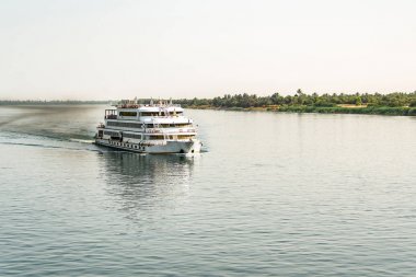 Luxor Egypt 18.05.2018 Batı Şeria'da ve Luxor yakınlarındaki Cruise Boat swimming Hotel ile Nil Nehri'ne bakış