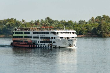 Luxor Egypt 18.05.2018 Batı Şeria'da ve Luxor yakınlarındaki Cruise Boat swimming Hotel ile Nil Nehri'ne bakış