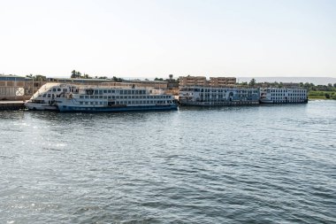 Luxor Mısır 18.05.2018 Nil Nehri Cruise Boat yüzme Oteli hurdalık ve tersane manzarası