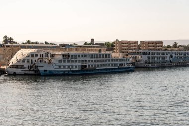 Luxor Mısır 18.05.2018 Nil Nehri Cruise Boat yüzme Oteli hurdalık ve tersane manzarası