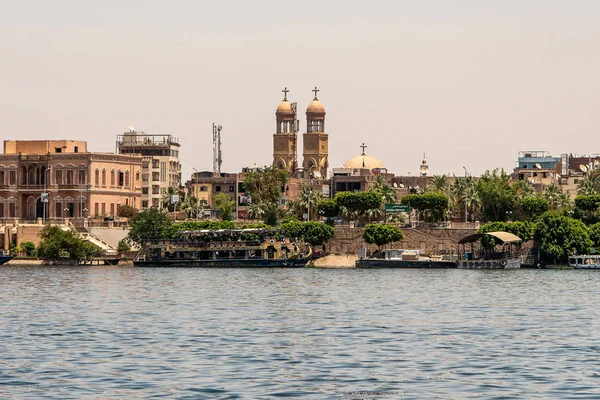 Luxor Egypt 18.05.2018 View on the Nile River with the Cruise Boat swimming Hotel on West Bank and near Luxor — Stock Photo, Image