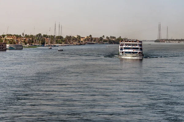 Luxor Egypt 18.05.2018 pohled na řeku Nilu s plaveckým člunem Hotel na západním břehu Jordánu a poblíž Luxor — Stock fotografie