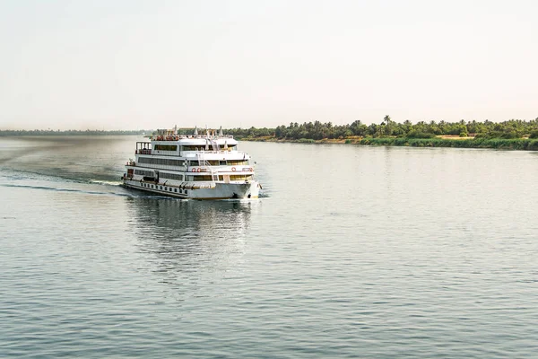 Luxor Ägypten 18.05.2018 Blick auf den Nil mit dem schwimmenden Kreuzfahrtschiff am Westufer und in der Nähe von Luxor — Stockfoto