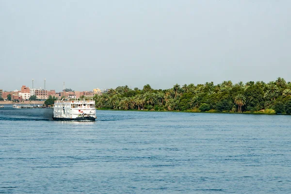 Luxor Egypt 18.05.2018 uitzicht op de rivier de Nijl met de cruise boot zwemmen Hotel op de Westelijke Jordaanoever en in de buurt van Luxor — Stockfoto