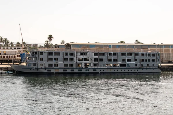 Luxor Ägypten 18.05.2018 Blick auf das Nil-Kreuzfahrtschiff Schwimmbad Hotel Schrottplatz und Werft — Stockfoto