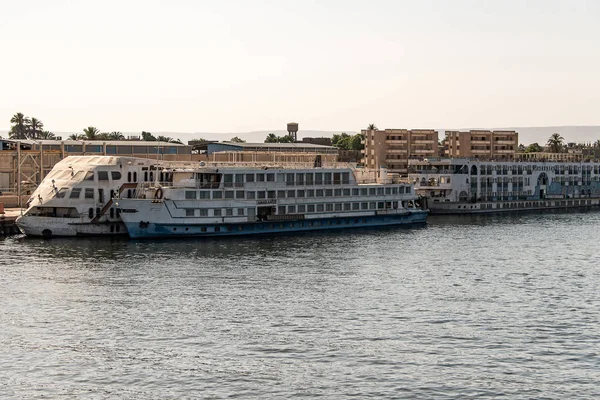 Luxor Egypt 18.05.2018 View on the Nile River Cruise Boat swimming Hotel scrapyard and shipyard — Stock Photo, Image