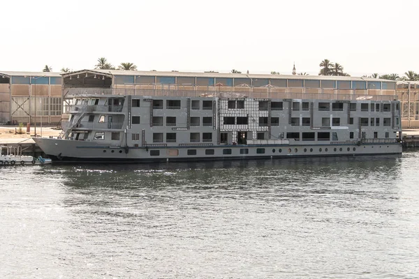 Luxor Ägypten 18.05.2018 Blick auf das Nil-Kreuzfahrtschiff Schwimmbad Hotel Schrottplatz und Werft — Stockfoto