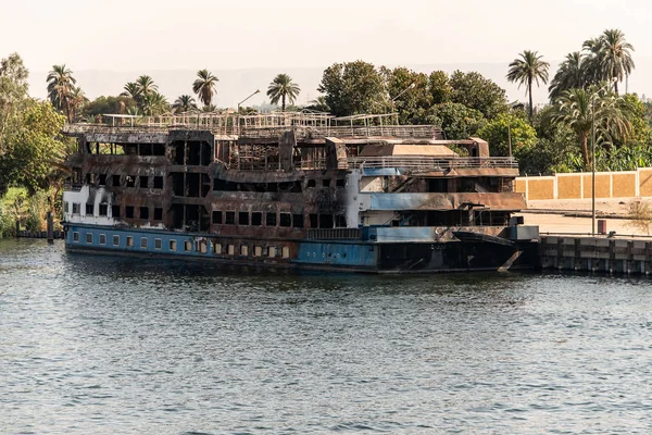 Luxor Egypt 18.05.2018 View on the Nile River Cruise Boat swimming Hotel scrapyard and shipyard — Stock Photo, Image