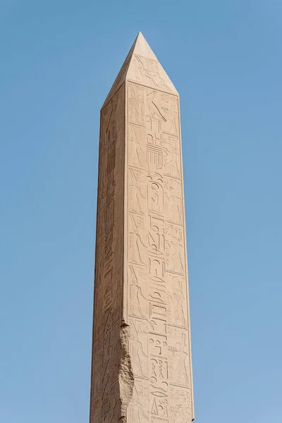 Obelisco de Tutmés no Templo de Amon-Ra, Karnak, Luxor Egito — Fotografia de Stock