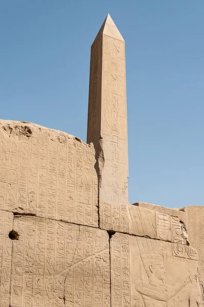 アモンラ神殿でトゥトモスのオベリスク、カルナック、ルクソールエジプト — ストック写真