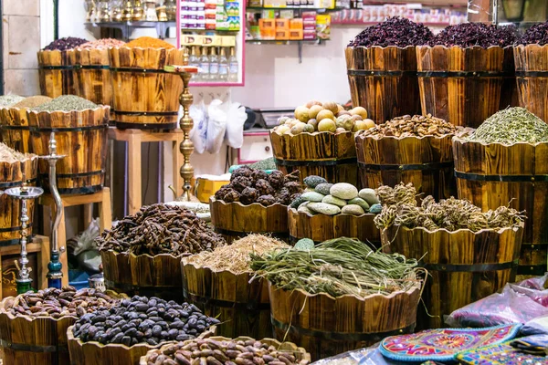 Bazar de especiarias tradicionais com ervas e especiarias em Luxor ou Aswan, Egito — Fotografia de Stock