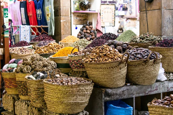 Bazar de especiarias tradicionais com ervas e especiarias em Luxor ou Aswan, Egito — Fotografia de Stock