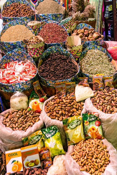 Bazar de especiarias tradicionais com ervas e especiarias em Luxor ou Aswan, Egito — Fotografia de Stock