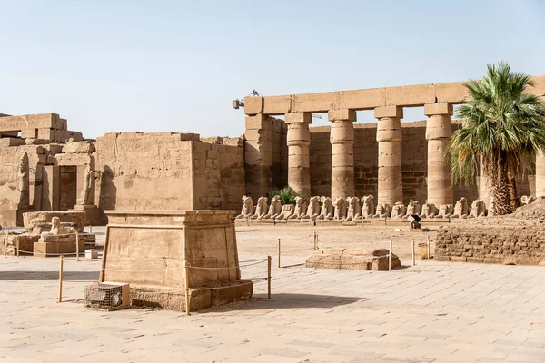 Anscient Temple of Karnak in Luxor - Archology Ruine Fibes Egypt beside the nile river — стоковое фото