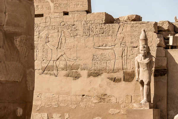 Templo Ansciente de Karnak em Luxor - Arqueologia Ruine Thebes Egito ao lado do rio Nilo — Fotografia de Stock