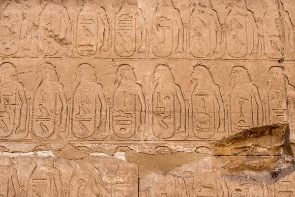 ルクソールのカルナックのアンシエント寺院 - ナイル川のそばにエジプトの考古学ルイノーレ・テベス — ストック写真