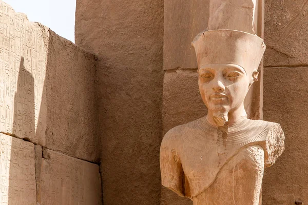 Anscient tempel van Karnak in Luxor-Archologie ruine Thebes Egypte naast de rivier de Nijl — Stockfoto