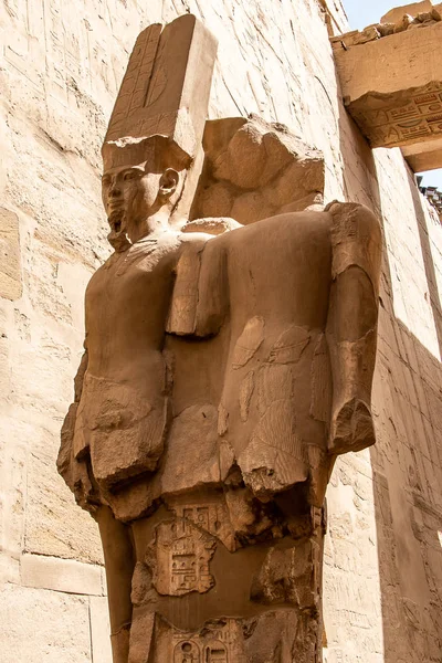 ルクソールのカルナックのアンシエント寺院 - ナイル川のそばにエジプトの考古学ルイノーレ・テベス — ストック写真