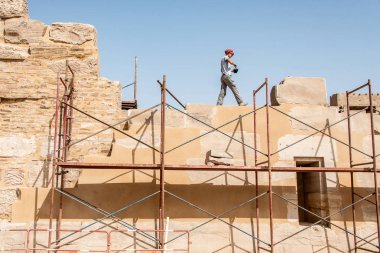 Luxor Mısır 23.05.2018 Arkeologlar Luxor'daki Karnak Anscient Tapınağı'nı onarmaya çalışıyor - Arkeoloji Harabes thebes Egypt