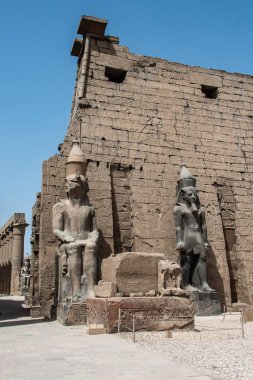 Luxor Tapınağı Girişi önünde heykeller, Antik Mısır tapınak kompleksi doğu kıyısında Nil Nehri antik Thebes