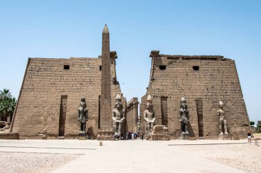 Luxor Tapınağı Girişi önünde heykeller, Antik Mısır tapınak kompleksi doğu kıyısında Nil Nehri antik Thebes