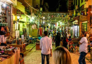 Luxor Mısır 23.05.2018 Luxor veya Aswan, Mısır'da otlar ve baharatlar ile geleneksel baharatlar çarşısı